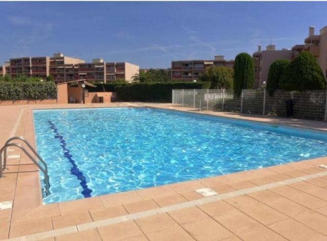 בורם-לה-מימוזה Appartement Paisible Avec Vue Panoramique Mer Et Acces Direct Plage מראה חיצוני תמונה