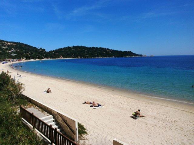 בורם-לה-מימוזה Appartement Paisible Avec Vue Panoramique Mer Et Acces Direct Plage מראה חיצוני תמונה