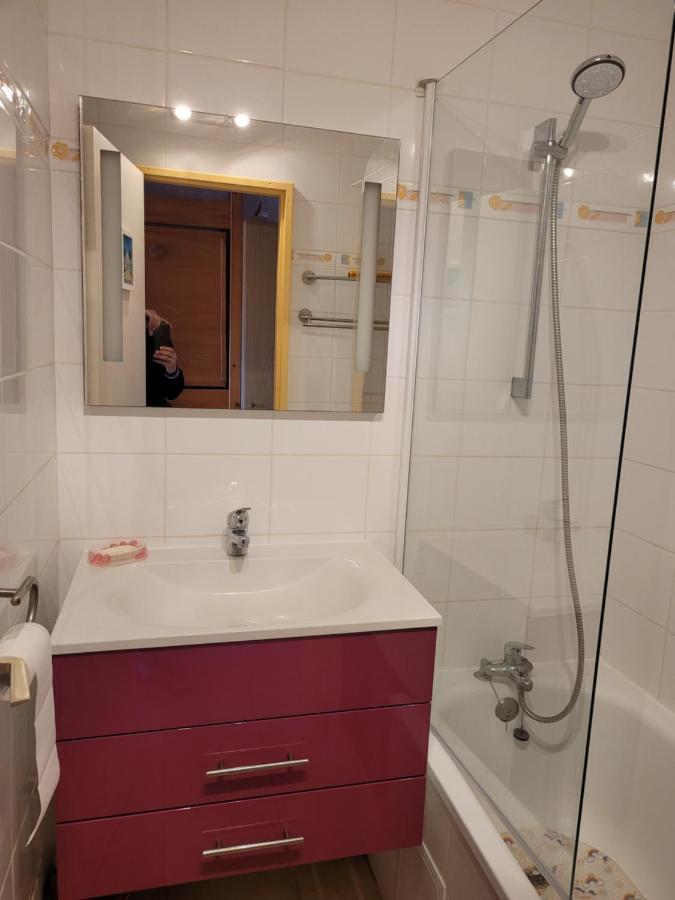 בורם-לה-מימוזה Appartement Paisible Avec Vue Panoramique Mer Et Acces Direct Plage מראה חיצוני תמונה