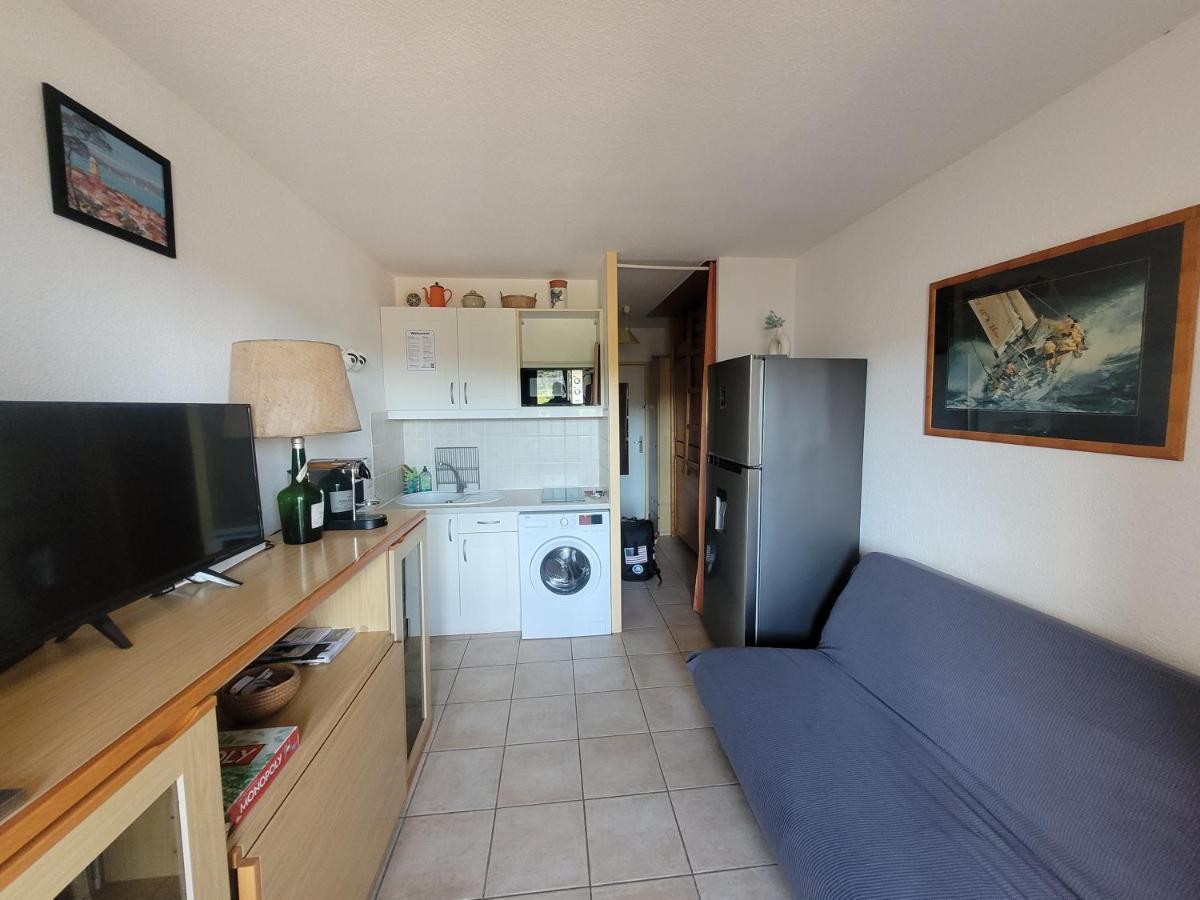 בורם-לה-מימוזה Appartement Paisible Avec Vue Panoramique Mer Et Acces Direct Plage מראה חיצוני תמונה